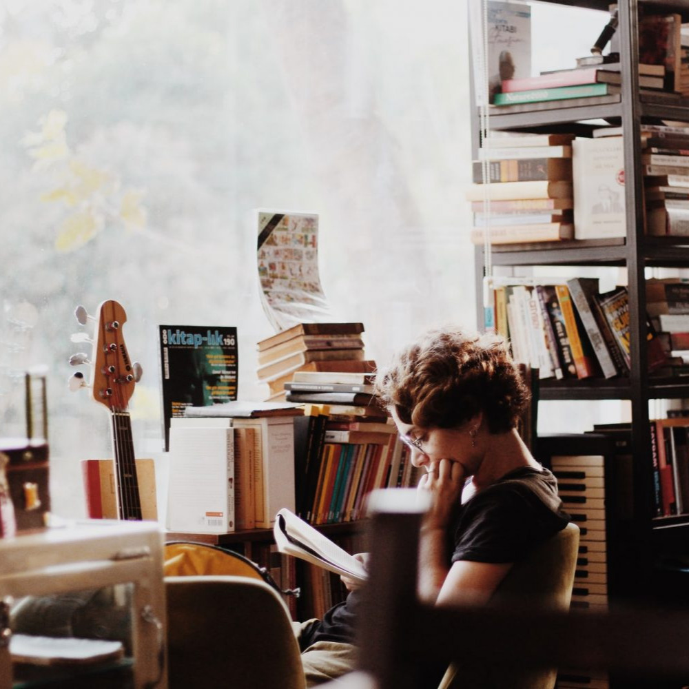 square woman reading